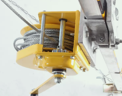 在救援三腳架上安裝手搖絞盤(pán)的方式真妙