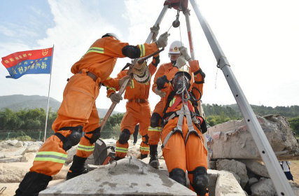 救援三腳架在復雜地形中鋪設